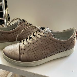 Gold shoes Ecco